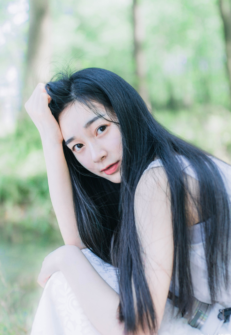 守一颗心，别像守一只猫。它冷了，来偎依你;它饿了，来叫你;它痒了，来摩你;它厌了，便偷偷地走掉。守一颗心，多么希望像守一只狗，不是你守它，而是它守你!